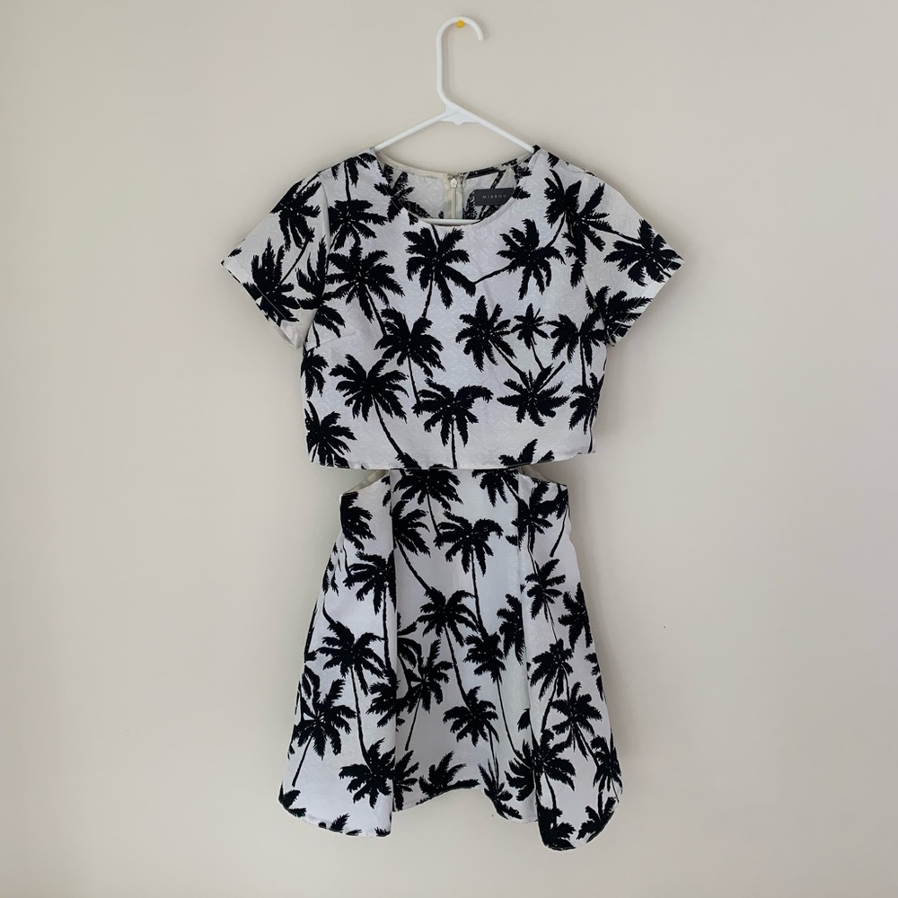 Super cute summery dress from Korea 🌴🤍🖤